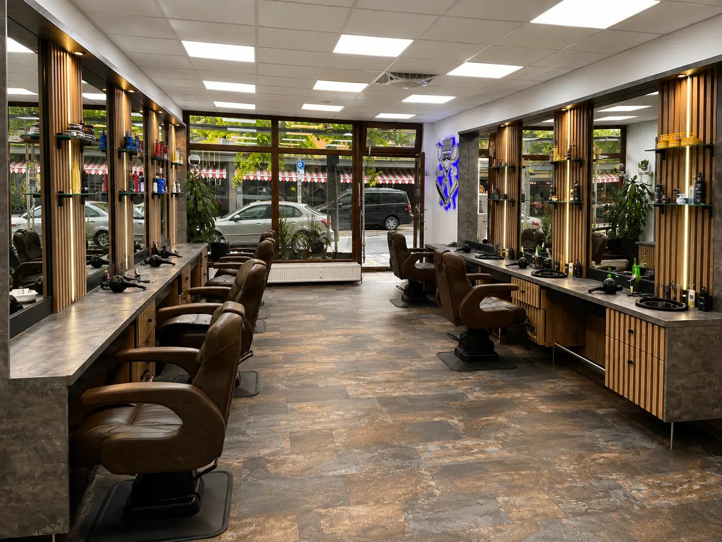 Innenansicht des Salons Hairstyling Amanda mit Barberstühlen und Spiegeln